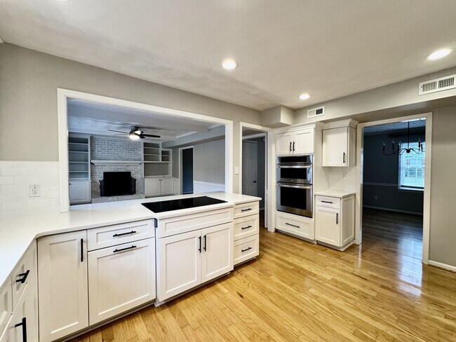 Building Photo - 4-Bedroom Home In Great Neck Meadows! Ready NOW!!! Fenced Backyard! HUGE Corner Lot! Dog Friendly!
