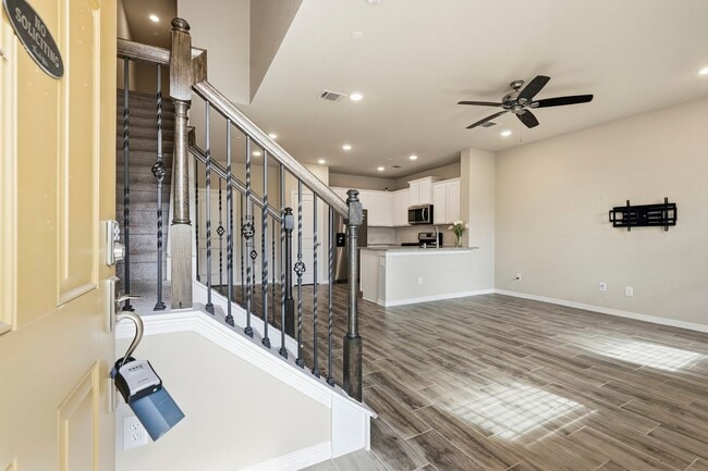 Building Photo - 8038 Scanlan Trce