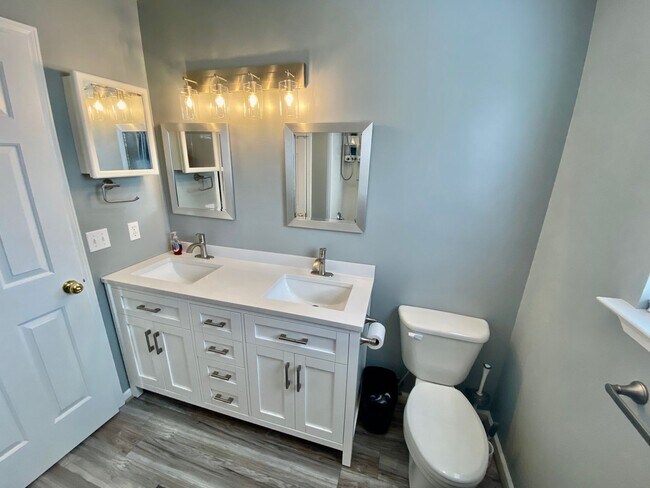 Building Photo - West AVL - Spacious Home in Scenic Bluff S...