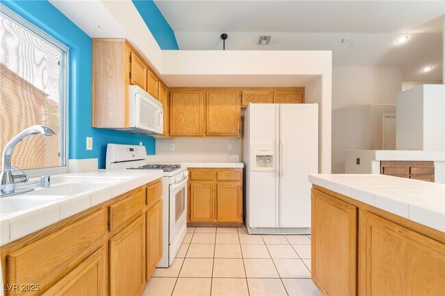 Building Photo - 812 Seco Verde Ave