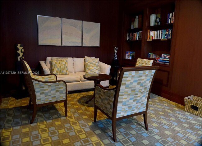 Building Photo - 347 N New River Dr E