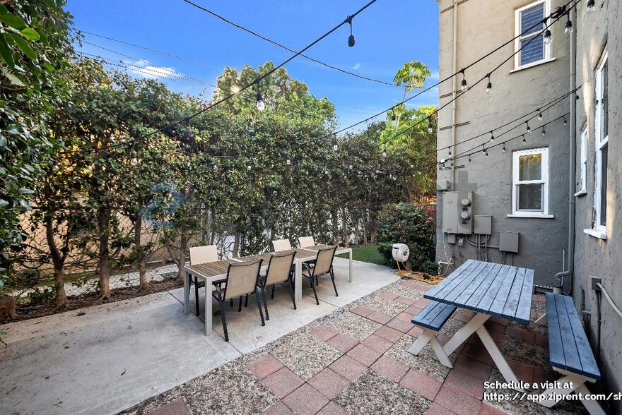 Building Photo - 5160 San Vicente Blvd