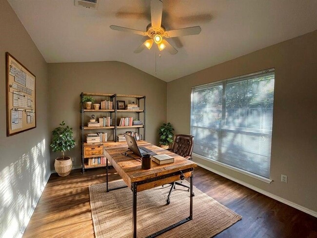 Building Photo - 162 Dressen