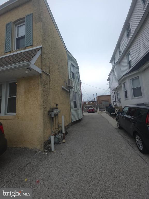 Building Photo - 320 Darby Rd