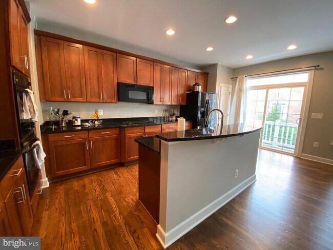 Building Photo - Bright & Spacious End-Unit Townhouse with Two-Car Garage!