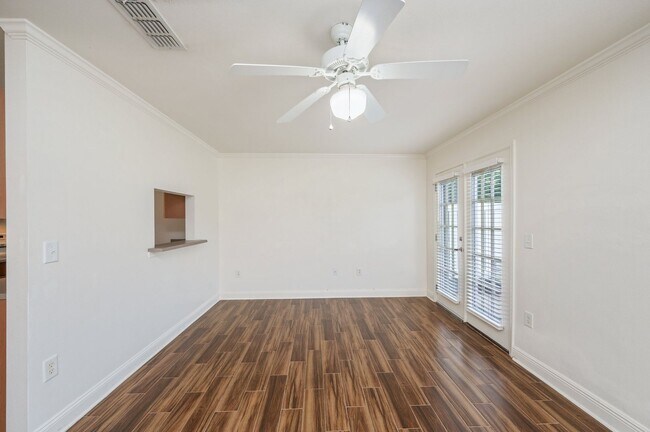 Building Photo - 2 Bedroom Townhouse in Crestview!