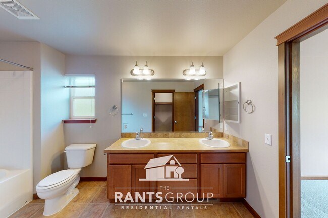 Building Photo - Spacious and Versatile Home in Sought-Afte...