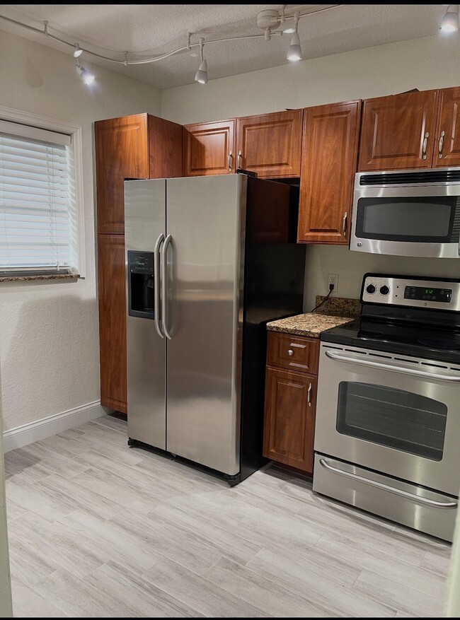 Building Photo - 2820 SW 22nd Ave