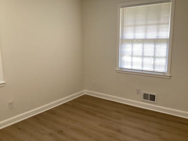 Building Photo - 3 Bed 1.5 bath House