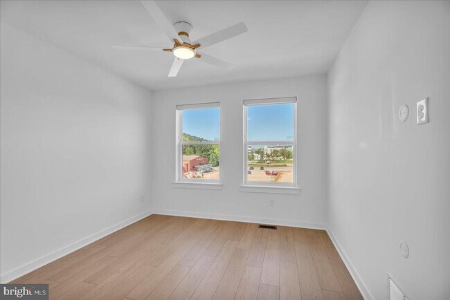 Building Photo - 904 Riverplace Dr
