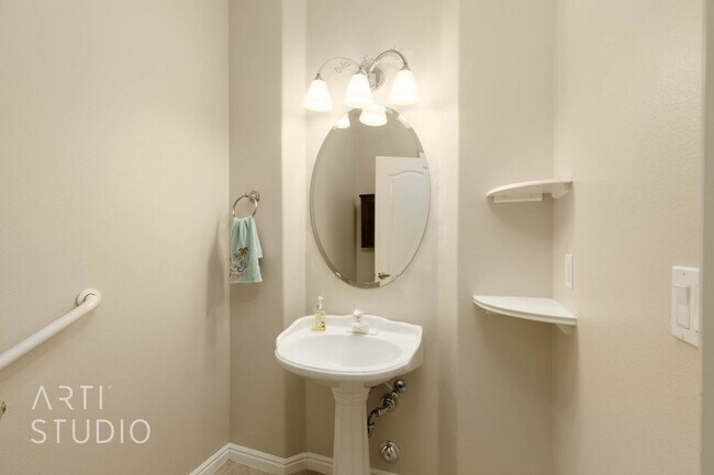 Building Photo - Stunning 3-Bedroom Home with Private Backy...