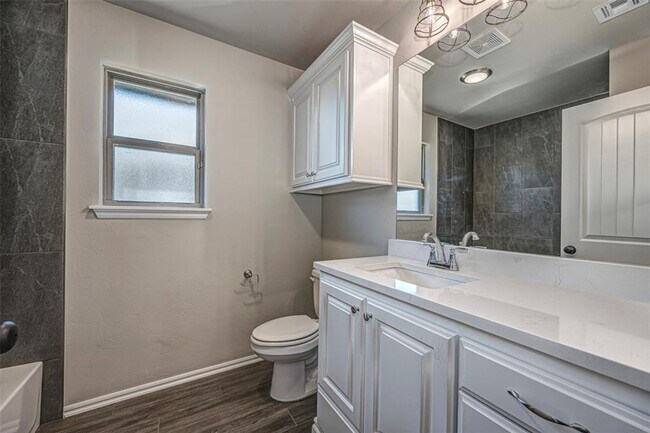 Building Photo - Beautiful 4 bedroom in Yukon