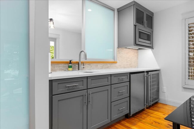 Building Photo - 710 Lighthouse Ave