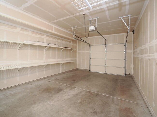 Building Photo - 2 Bed/2 Bath Condo with Garage / Vouchers Accepted / Available Now!