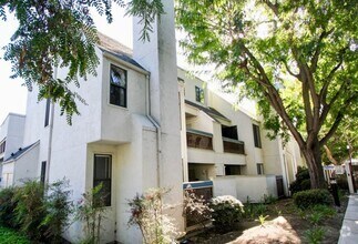 Building Photo - Stunning 2 bedroom/ 2 bath Condo in Creekw...