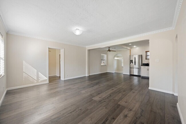 Building Photo - 1535 Plunkett St