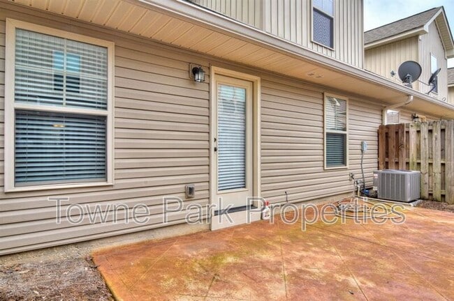 Building Photo - 232 Mossy Bank Dr