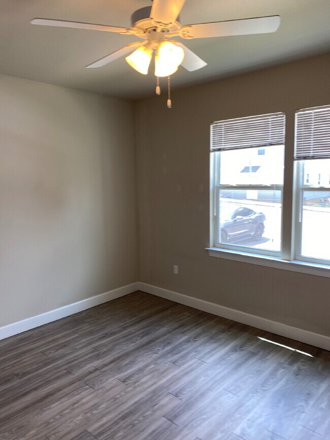 Building Photo - Now Leasing! Spacious 6-Bedroom, 6.5-Bathroom student house just minutes from campus. Only $650/m...