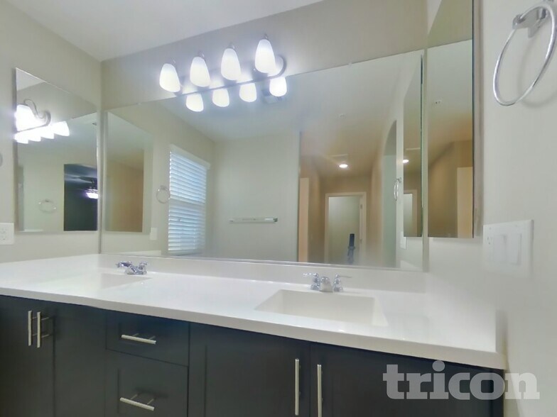 Building Photo - 12551 W Hummingbird Terrace