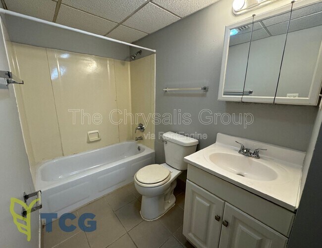 Building Photo - 2402 Marquette Rd