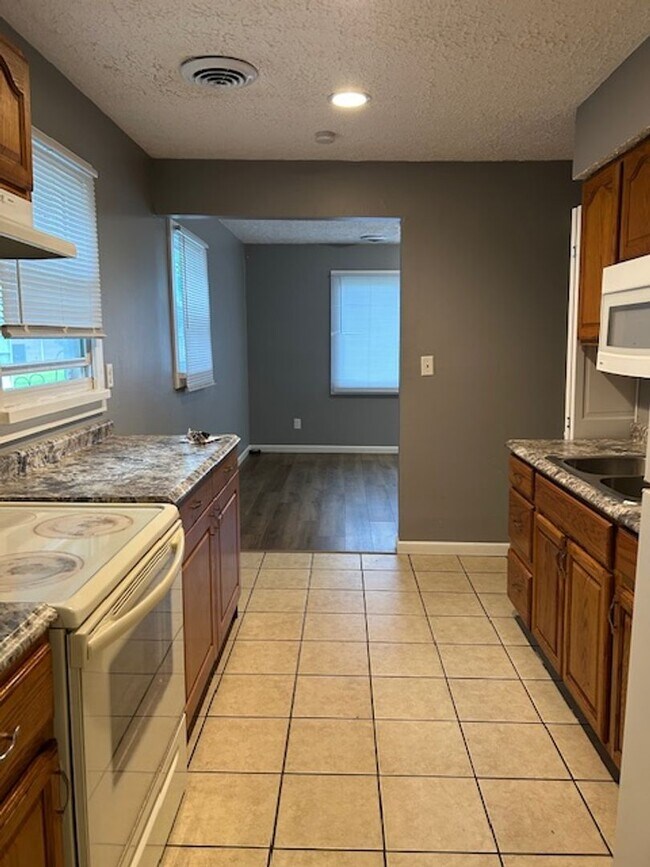 Building Photo - 3 Bedroom, 2 Bath Ranch Home w/Central Air