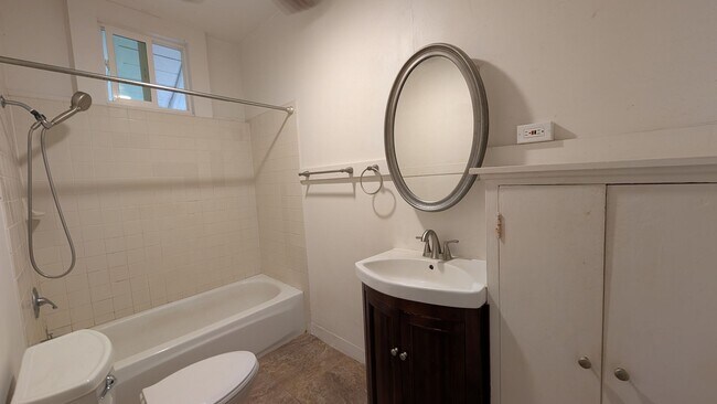 Building Photo - 3609 Leahi Ave