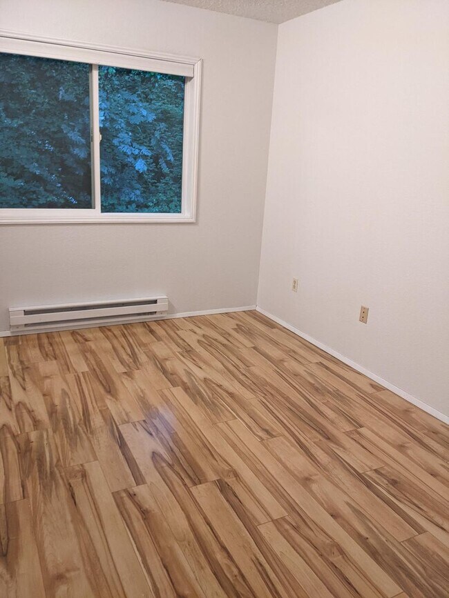 Building Photo - Woodinville townhouse style condo. 2 bed 2...