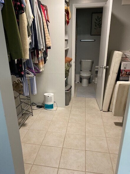 Building Photo - 1002 Woodland Vlg