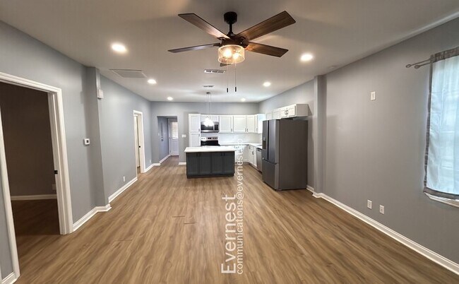 Building Photo - Charming 3-Bedroom Home with Outdoor Oasis – Minutes from Amenities / Pet-Friendly / Available Now!