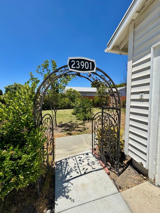 Building Photo - Excellent Location! 4Bed 2Bath Wood Floori...