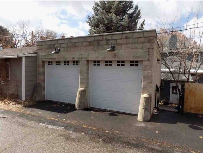 Building Photo - 214 N Canyon Rd