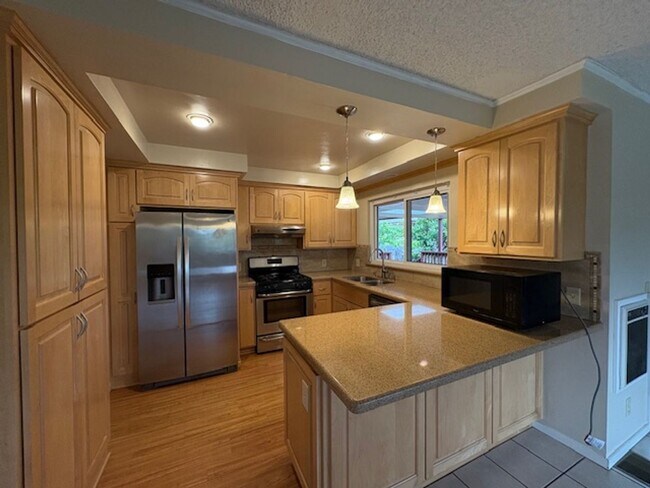 Building Photo - 650 Serrano Dr