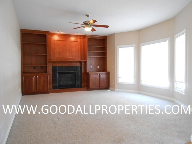 Building Photo - 4BR Urbandale Home with a 3-Car Garage, Deck & Fireplace
