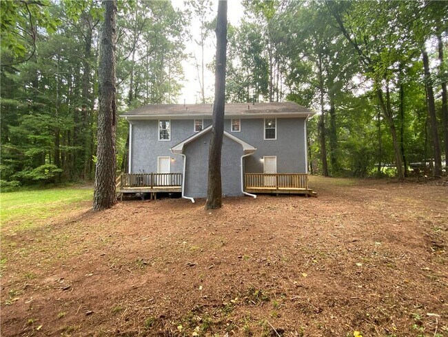 Building Photo - 2012 Oakwood Dr