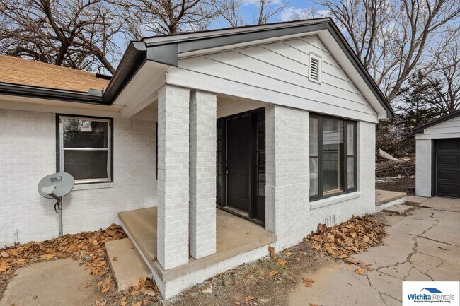 Building Photo - 742-744 S. Broadview