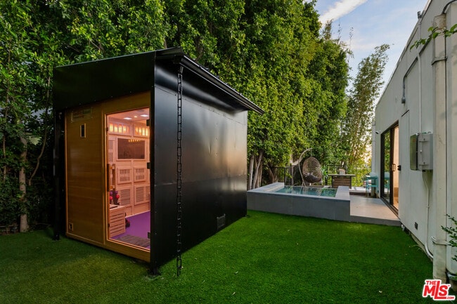 Building Photo - 2001 Sunset Plaza Dr