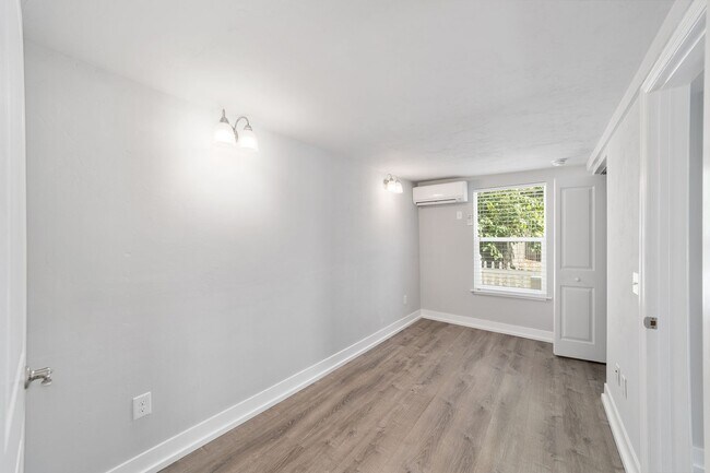 Building Photo - Brand New 1 Bedroom 1 Bathroom Steps away from UF! FALL 2026