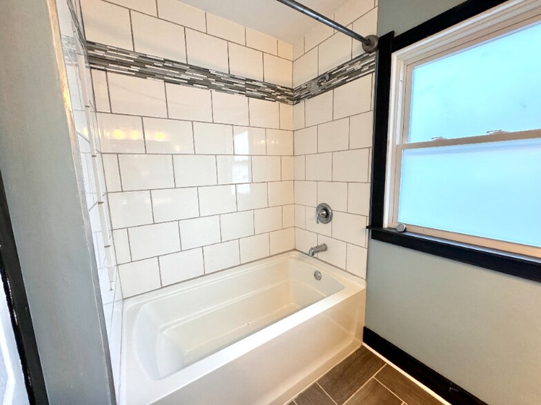 Building Photo - 930 Brinton Dr