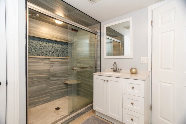 Building Photo - 9945 Sunnyside Ave