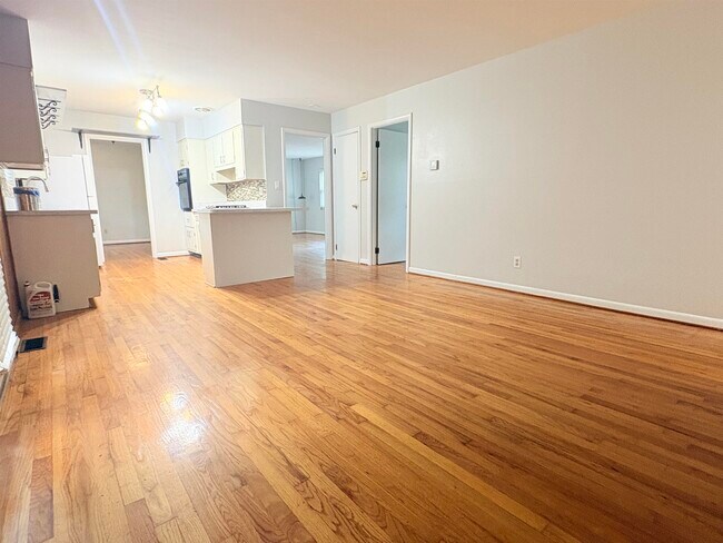 Building Photo - 1504 Sunset Ln