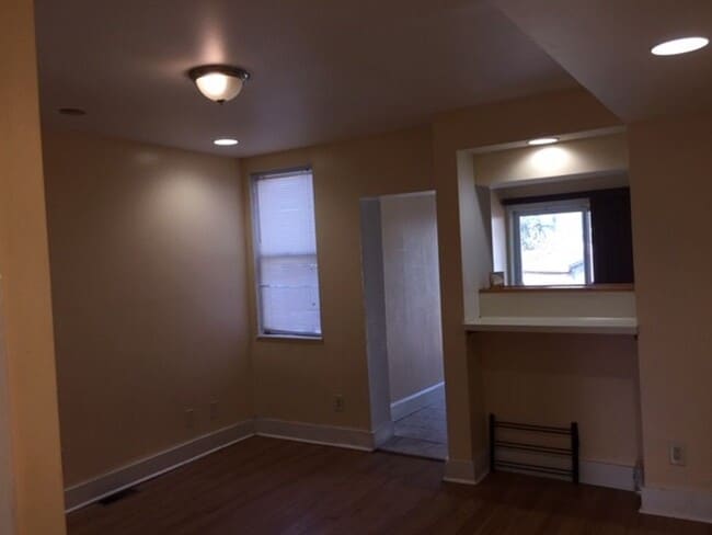 Building Photo - 2 bed 1 bath