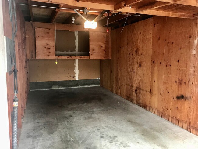 Building Photo - Two Bedroom, 2 Bathroom Condo in a Beautiful Community in Huntington!