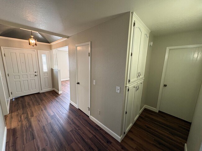 Building Photo - SW Visalia Home Available Now!!