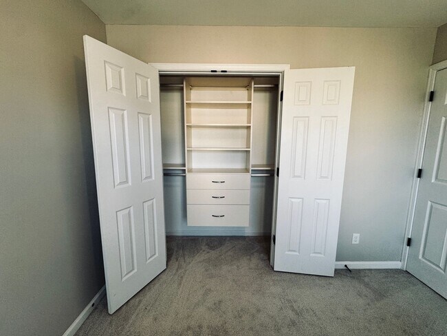 Building Photo - South AVL - Well Kept, Large Home with Garage