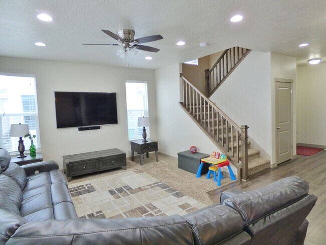 Building Photo - Great 4 Bd 3.5 Bath Townhome