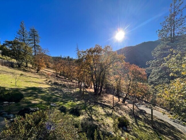 Building Photo - STUNNING VIEWS from this 3 bedroom, 2 bath home | Available February