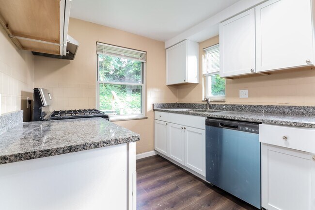 Building Photo - 65 W Bellecrest Ave