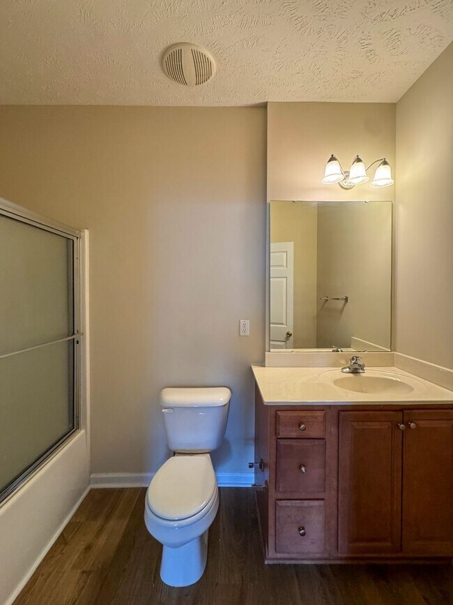 Building Photo - 3 Bed 2.5 Bath Townhome with New Flooring and Paint