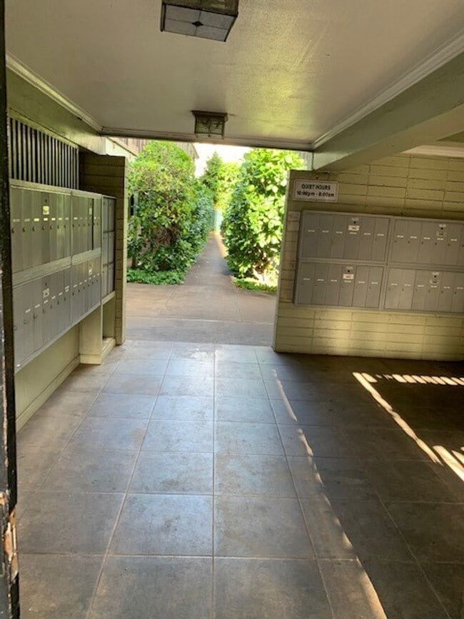 Building Photo - Waikiki Studio Unit - Electric, Water & Sewer included - Avail now!