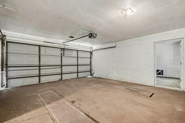 Building Photo - 5001 Glenhaven Dr